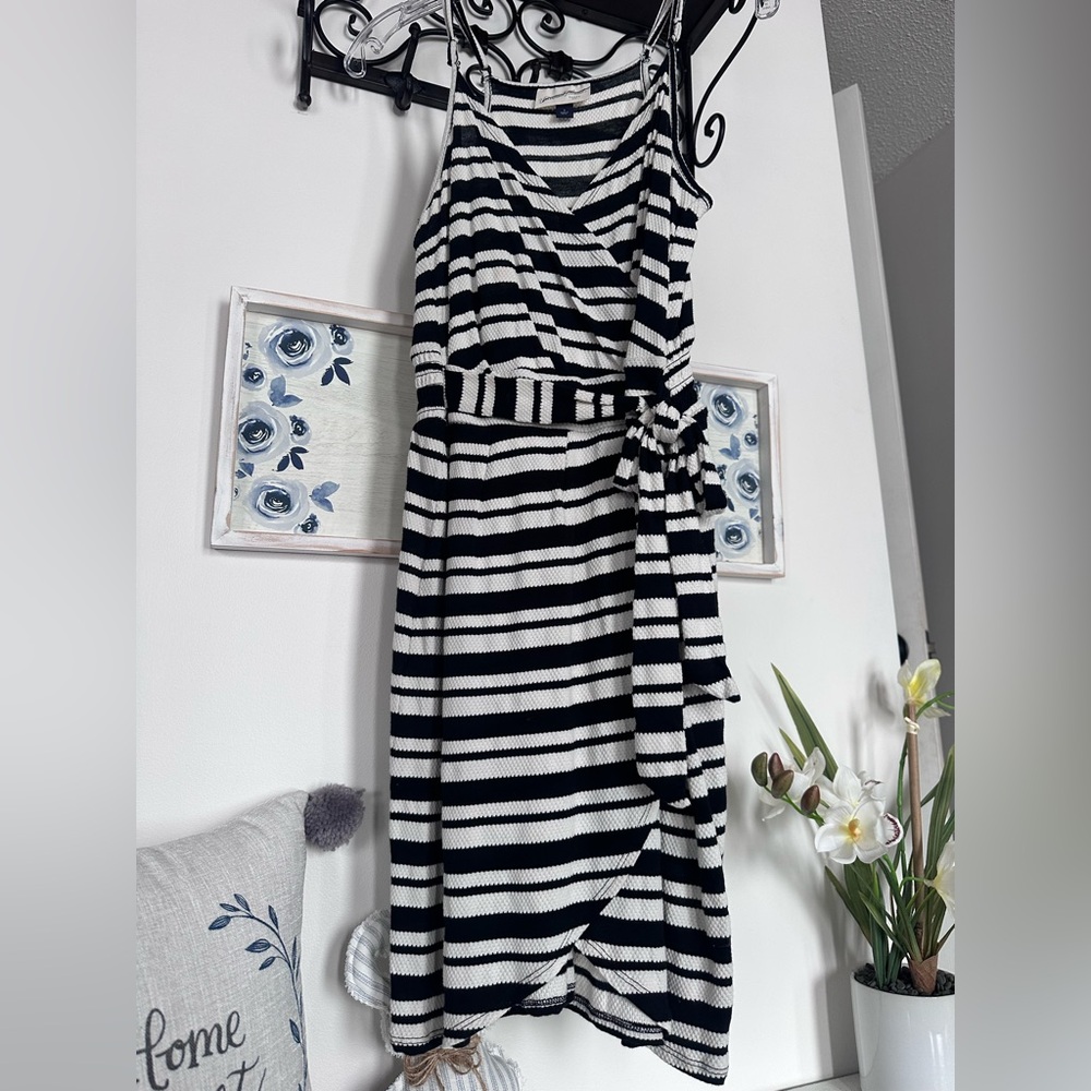 🎯 Black and White Asymmetrical Faux Wrap Dress adjustable straps and tie - Picture 3 of 7